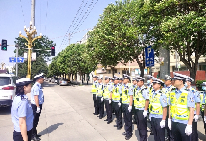 华州公安交警精准开展“一盔一带”行动。