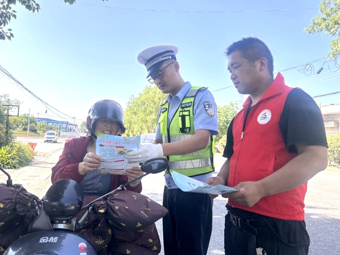 白水公安交警在辖区平交路口开展警示教育宣传活动。