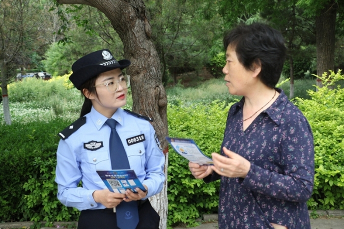 澄城县公安局刑侦大队深入长宏广场开展集中打击整治“村霸”等恶势力犯罪及防范电信诈骗宣传活动。