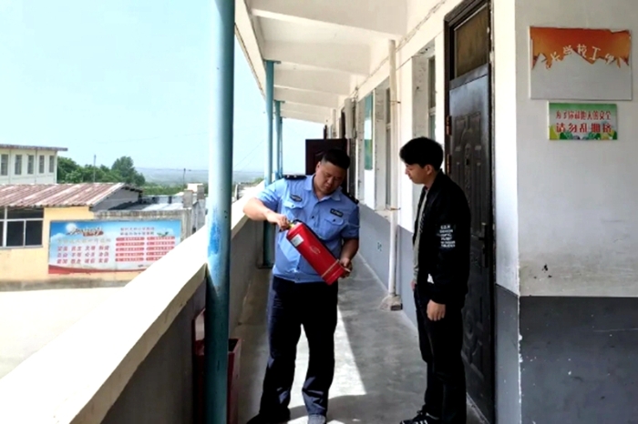 华州公安大明派出所全面筑牢校园安全防线。