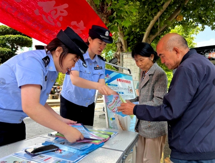 潼关公安经侦大队开展“5·15”打击和防范经济犯罪宣传日活动。