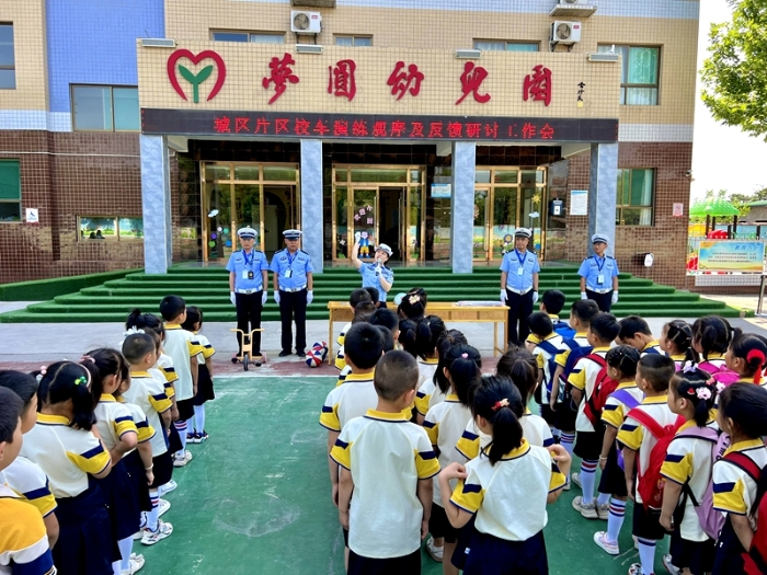 蒲城公安交警进校园开展体验式交通安全宣讲课。