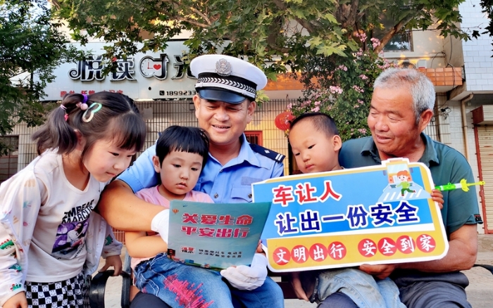 蒲城公安交警开展《道路交通安全法》实施20周年主题宣传活动。