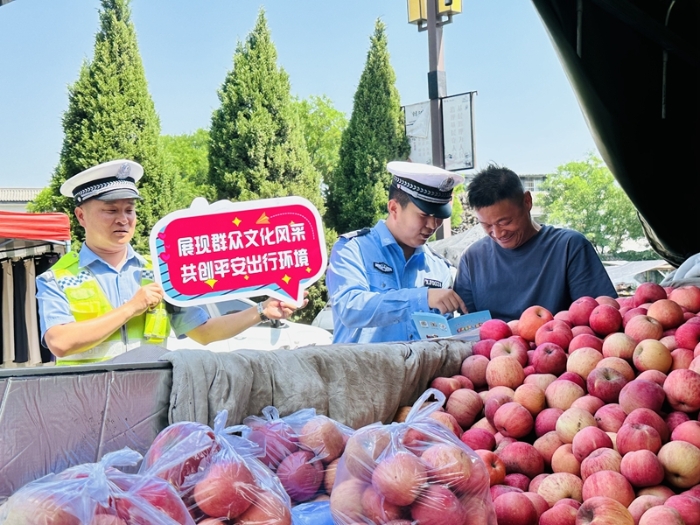 韩城公安交警走进农村集市开展“法润平安 文明相伴”主题宣传活动。