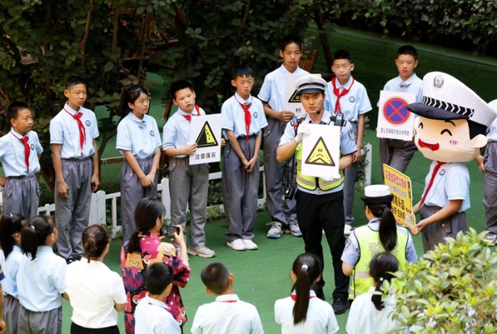 临渭交警走进辖区桃园小学开展交通安全普法宣传活动。