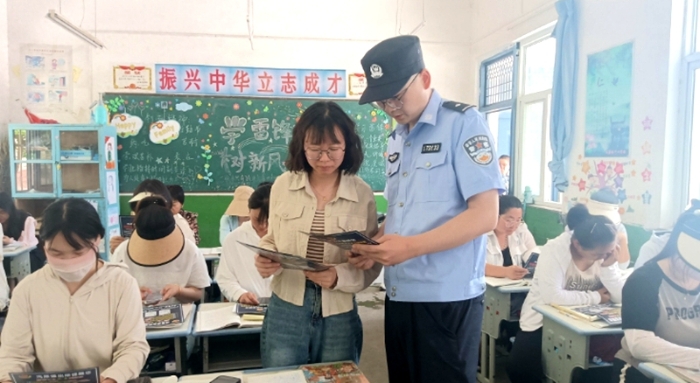 澄城公安冯原派出所联合冯原小学全体教职工开展“反诈宣传保平安”活动。