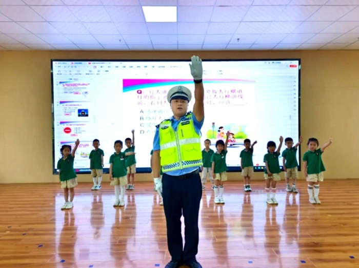大荔公安交警走进洛滨幼儿园开展“知危险、会避险”交通安全体验课宣传活动。