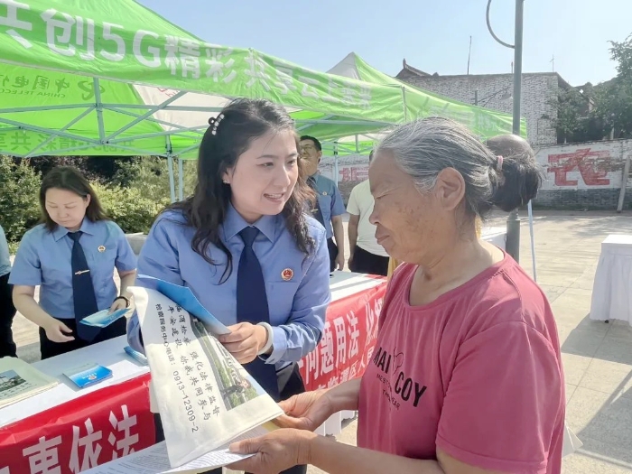 临渭区检察院组织干警参加临渭区文化科技卫生“三下乡”集中示范服务暨“民法典宣传月”活动。