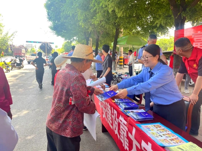 富平县人民检察院联合县法院、公安局、司法局等多家单位走进富平县庄里镇开展“富平平安管家”普法宣传活动。