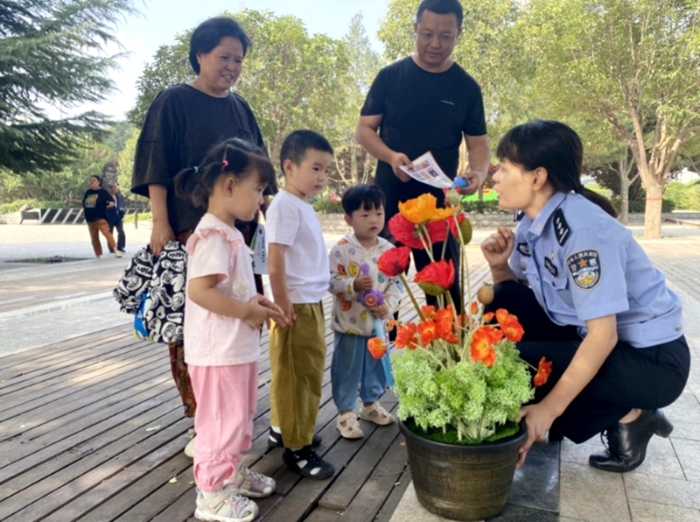 澄城公安禁毒宣传走进居民晨练广场。