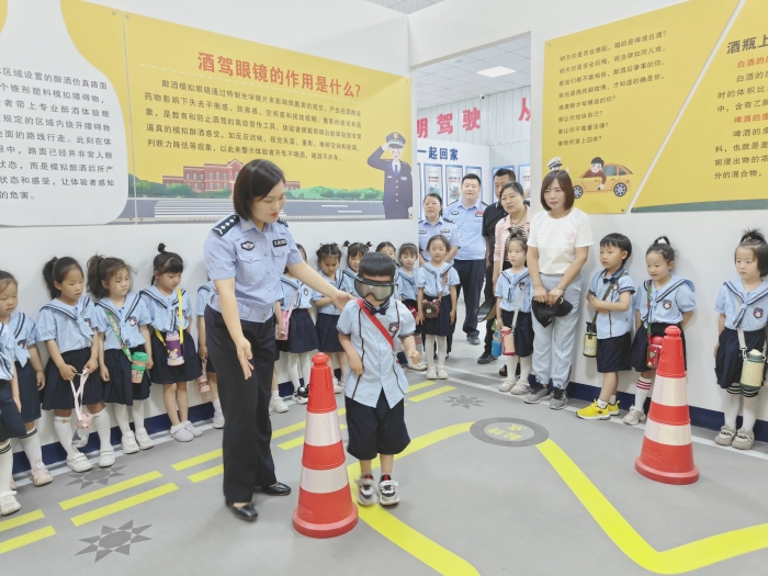 大荔交警开展警营开放日活动。