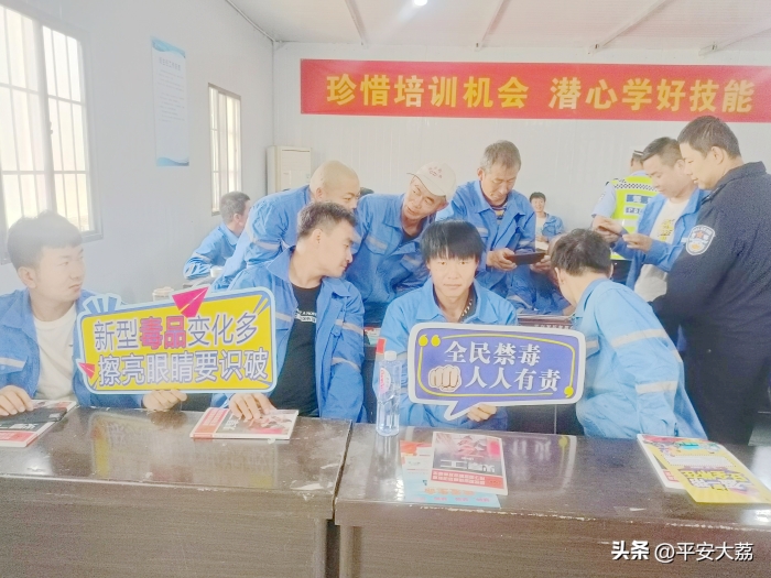 大荔公安禁毒大队深入技工学校电焊实训教学点开展“拒绝毒驾”禁毒宣传活动。