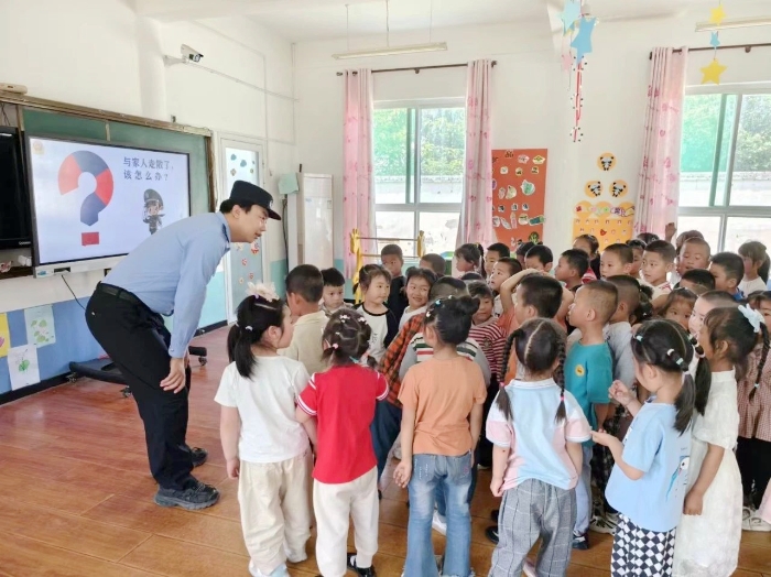合阳县公安局洽川派出所走进洽川中心小学幼儿园，开展“安全童行”主题法治进校园活动。
