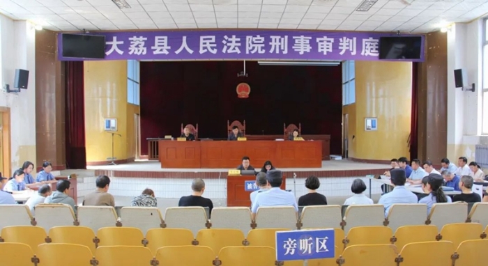 大荔法院公开审理两起非法经营假烟案。