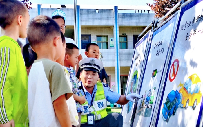 蒲城县公安局交通管理大队民警走进辖区黄寨小学开展交通安全进校园宣传活动。