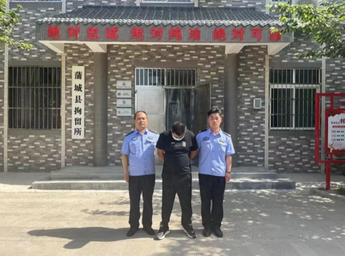 破获一起冒充公安交警招摇撞骗案。