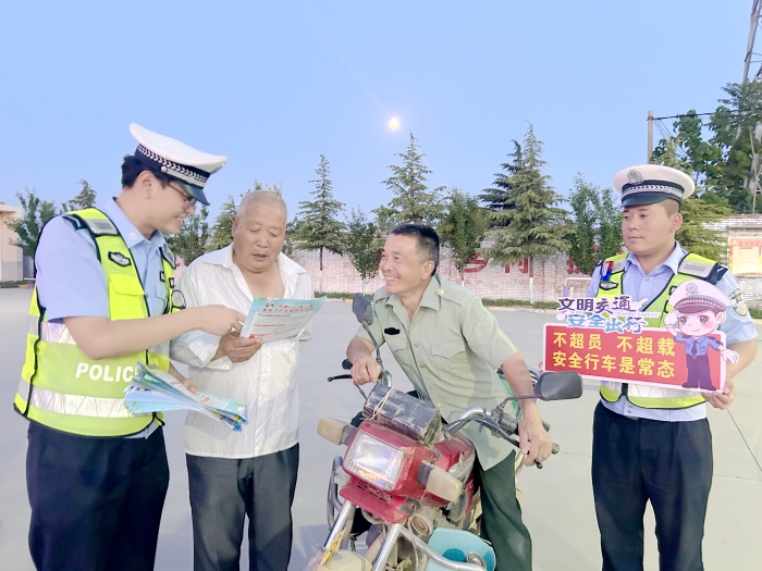 白水交警在雷牙镇先进村开展交通安全宣传活动。