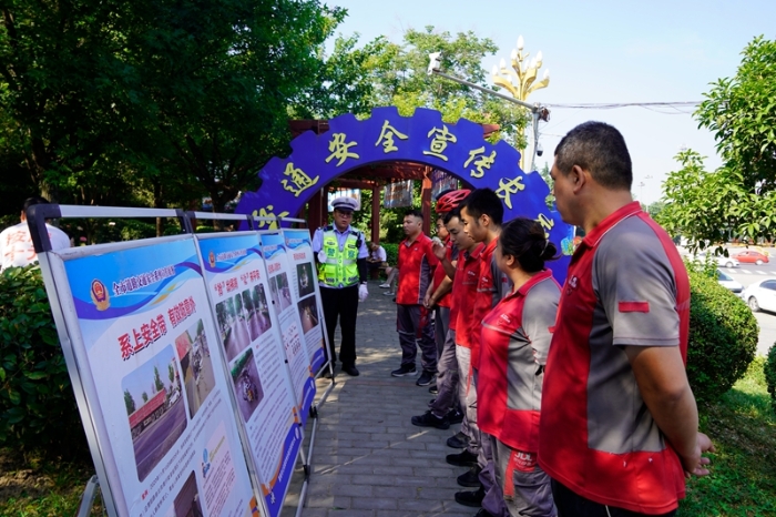 华州公安交警利用法治文化广场开展交通安全宣传活动。