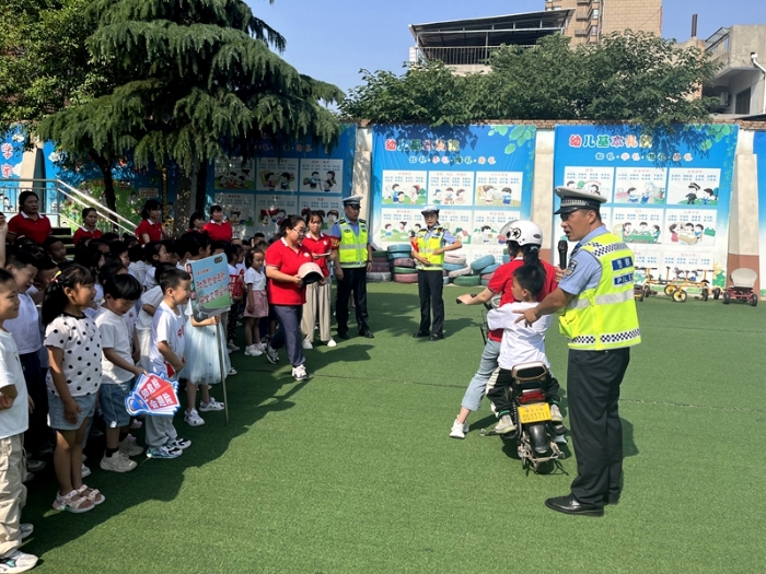 大荔公安交警深入心雨幼儿园开展以“知危险会避险”为主题的交通安全宣传活动。