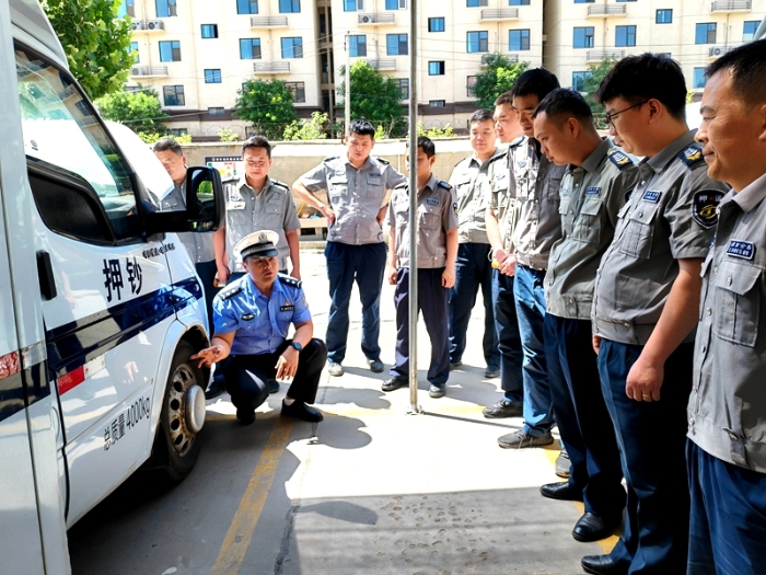 大荔公安交警走进辖区金盾护卫有限公司开展“法润平安 文明相伴”交通安全主题宣传活动。