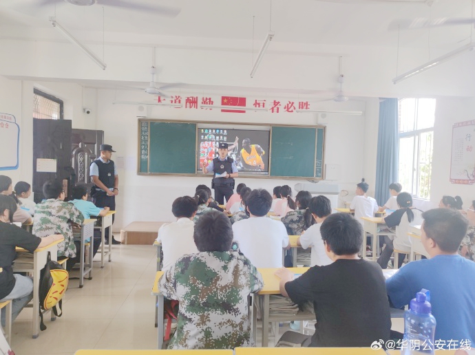 华阴公安桃下派出所民警深入辖区学校开展禁毒宣传。