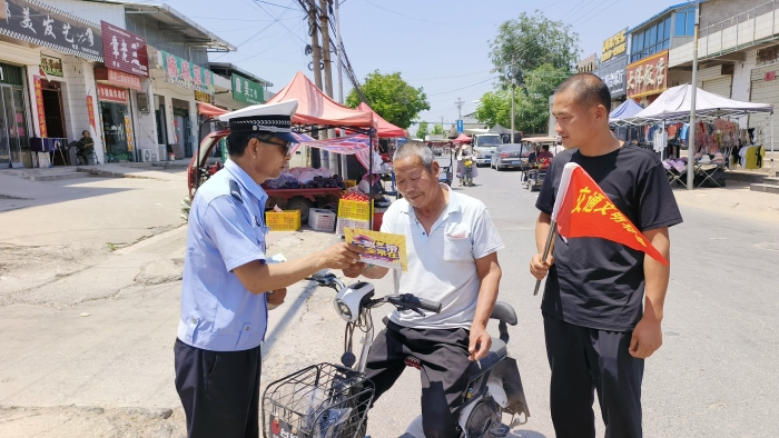 大荔公安交警利用集会开展交通安全宣传.