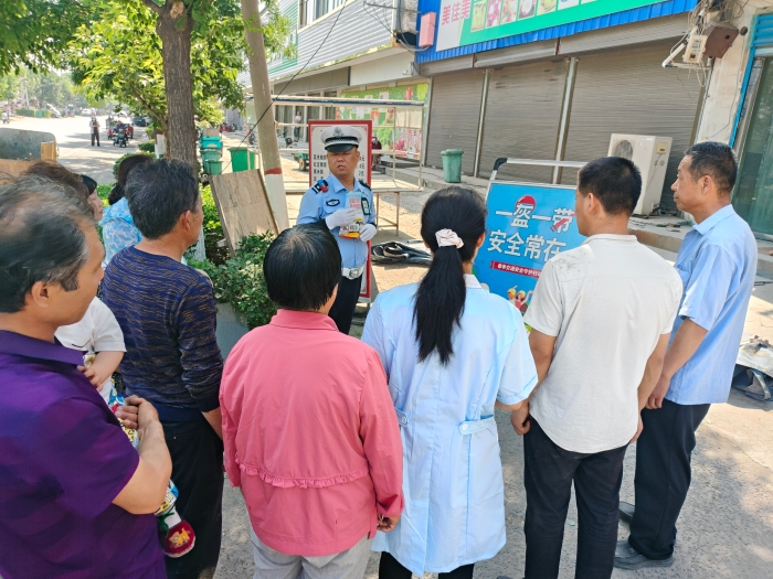 蒲城交警走进辖区尧山镇上王街道开展交通安全主题宣传活动。
