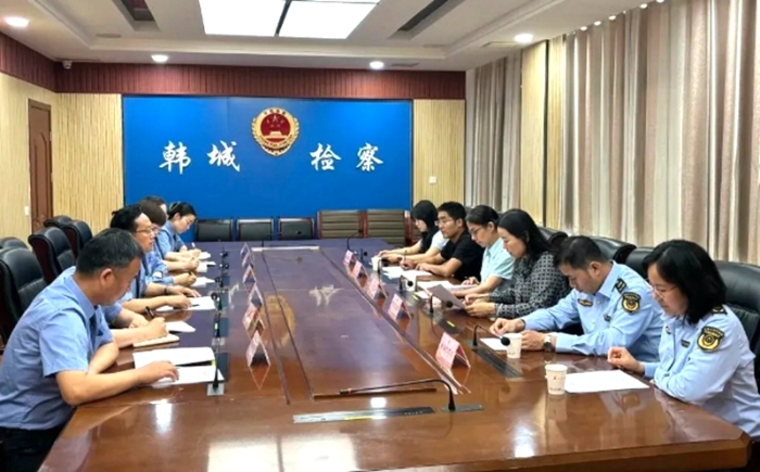 韩城市人民检察院就近期办理的两起食品药品案件中发现的问题以公开宣告方式向韩城市市场监督管理局送达《检察建议书》。