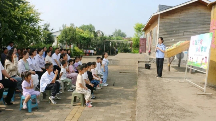 大荔县司法局开展“大手牵小手 法治研学游”家庭学法亲子活动。