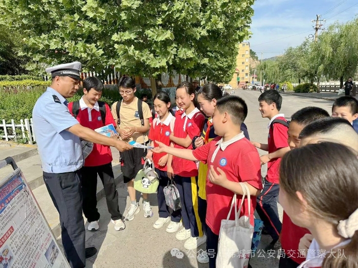韩城交警走进学校开展“迎六一”交通安全宣传活动。