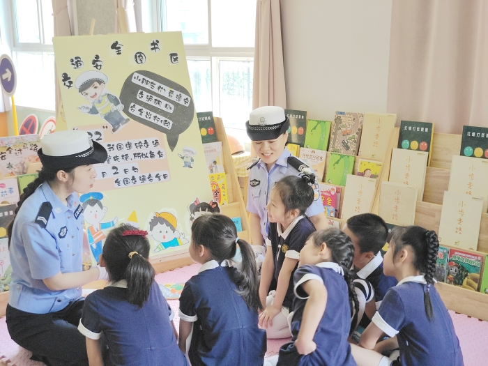 大荔公安交警走进‬蓓蕾北城幼儿园开展“守交规 平安行”交通安全主题宣传活动。