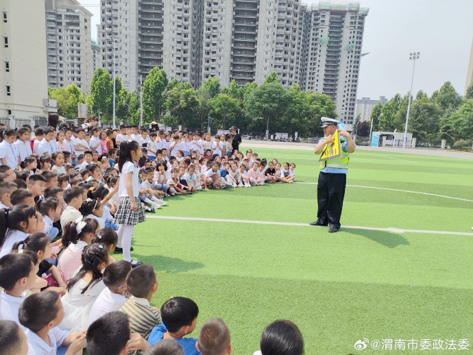 渭南高新交警大队走进高新区第五小学开展交通安全宣传活动。