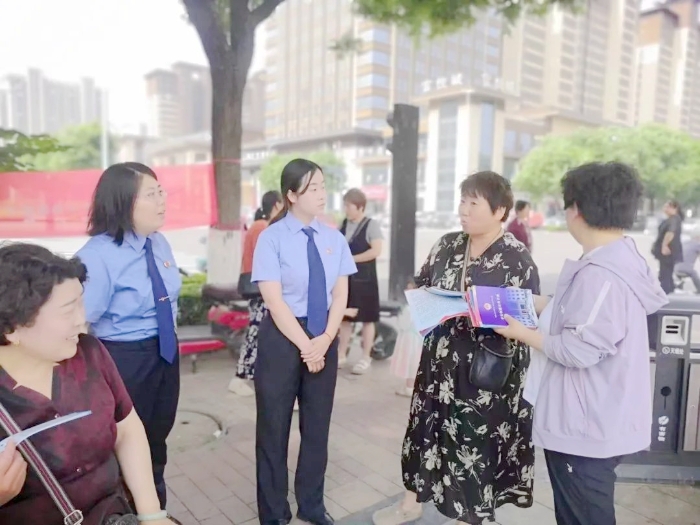富平县人民检察院开展《民法典》普法宣传活动。