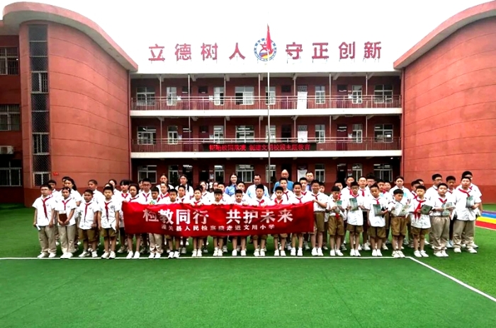 潼关县检察院干警进校园讲授法治课。