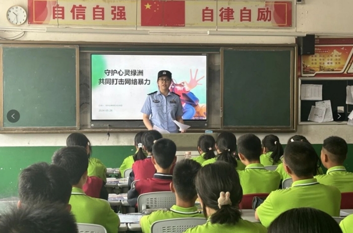 华州公安开展普法宣传进校园活动。