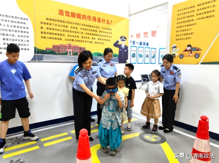 大荔公安交警组织“警宝进警营、欢乐庆六一”活动。