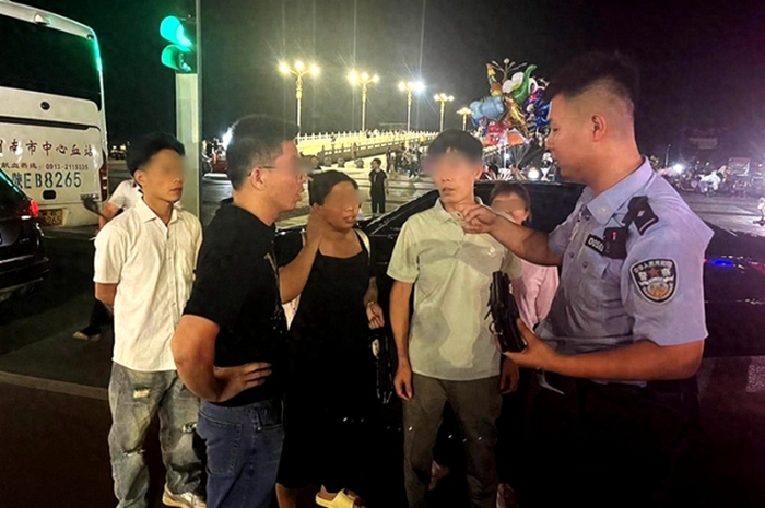 游客遗失钱包，学生拾金不昧，华阴民警助力归还。