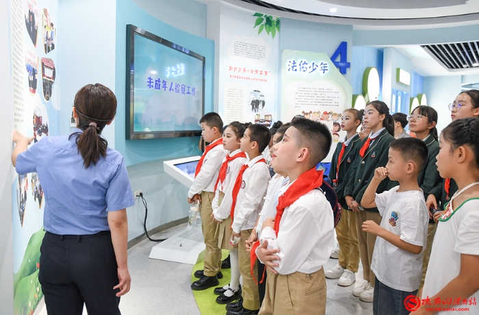 5月30日，渭南市人民检察院举办“检教同行，共护成长”检察开放日活动。图为检察干警带领受邀代表及师生走进富平县青少年法治教育基地。记者 罗娜 摄