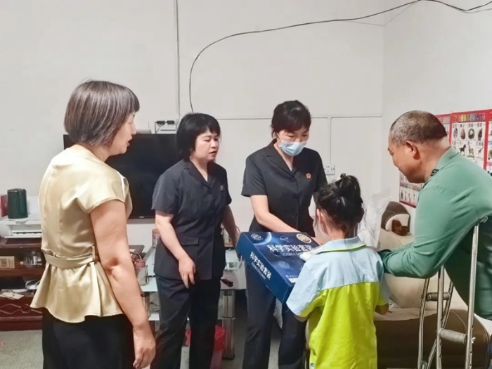 大荔法院开展“共驻共建一家亲 关爱留守送温暖”走访慰问活动。