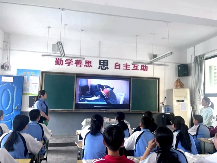 澄城县人民检察院法治副校长走进城南中学，为学校师生开展了一场法治安全教育。