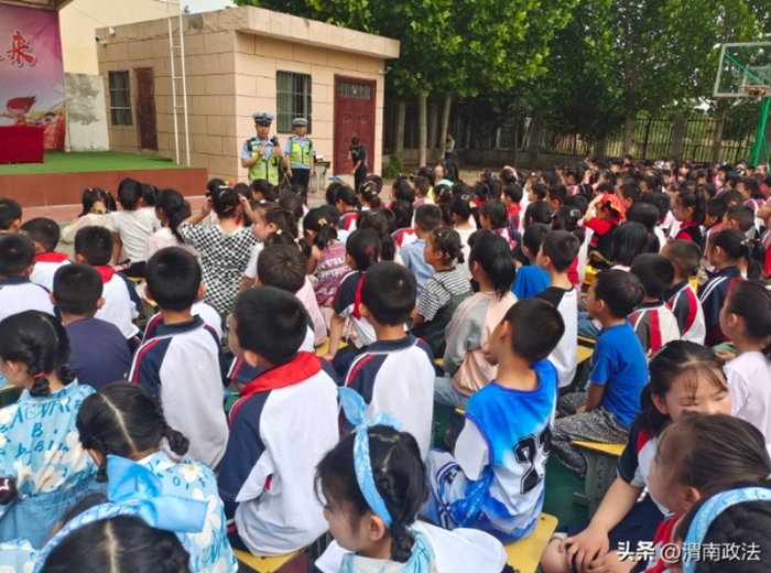 临渭交警深入学校文艺汇演现场话交安。