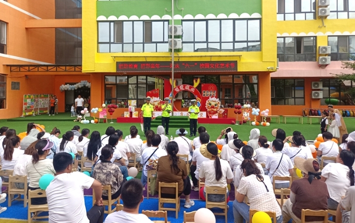 潼关交警走进幼儿园宣传交通安全知识。