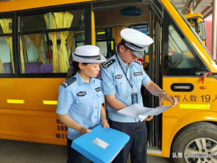 白水交警深入学校开展校车安全检查工作。
