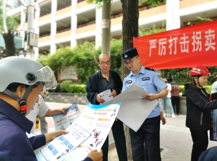澄城公安开展“关爱儿童、反对拐卖”六一集中宣传活动。
