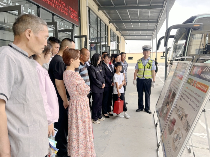 白水交警走进客运汽车站开展交通安全宣传活动。