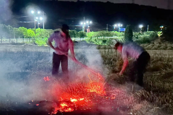 韩城市公安局芝阳派出所民辅警巡逻途中遇火情，紧急灭火护平安。