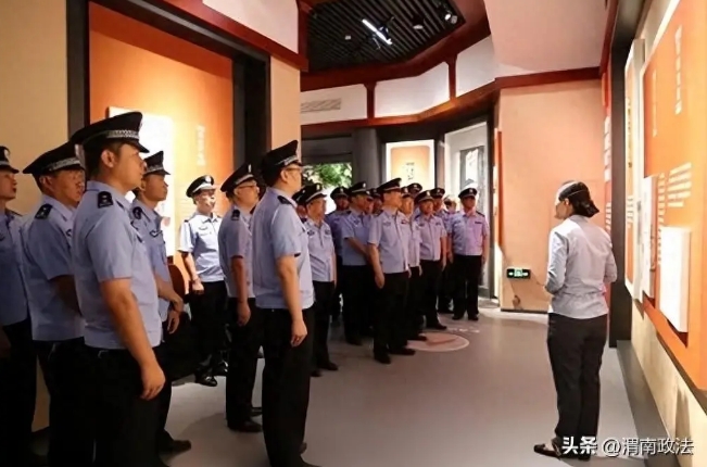 潼关公安赴杨震廉洁文化教育基地参观学习。