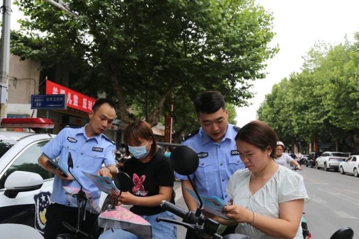 潼关公安开展“关爱儿童 反对拐卖”主题宣传活动。