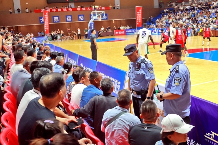 国际篮球对抗赛超燃来袭，大荔公安竭力护航。