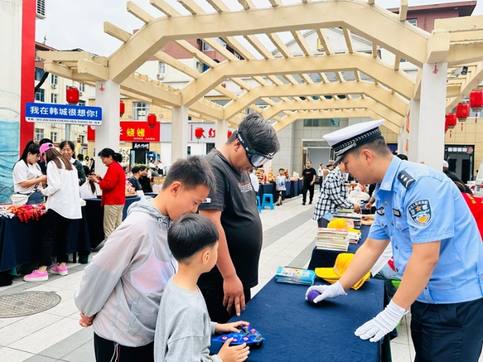 韩城公安交警借力“文化和自然遗产节”开展交通安全宣传活动。